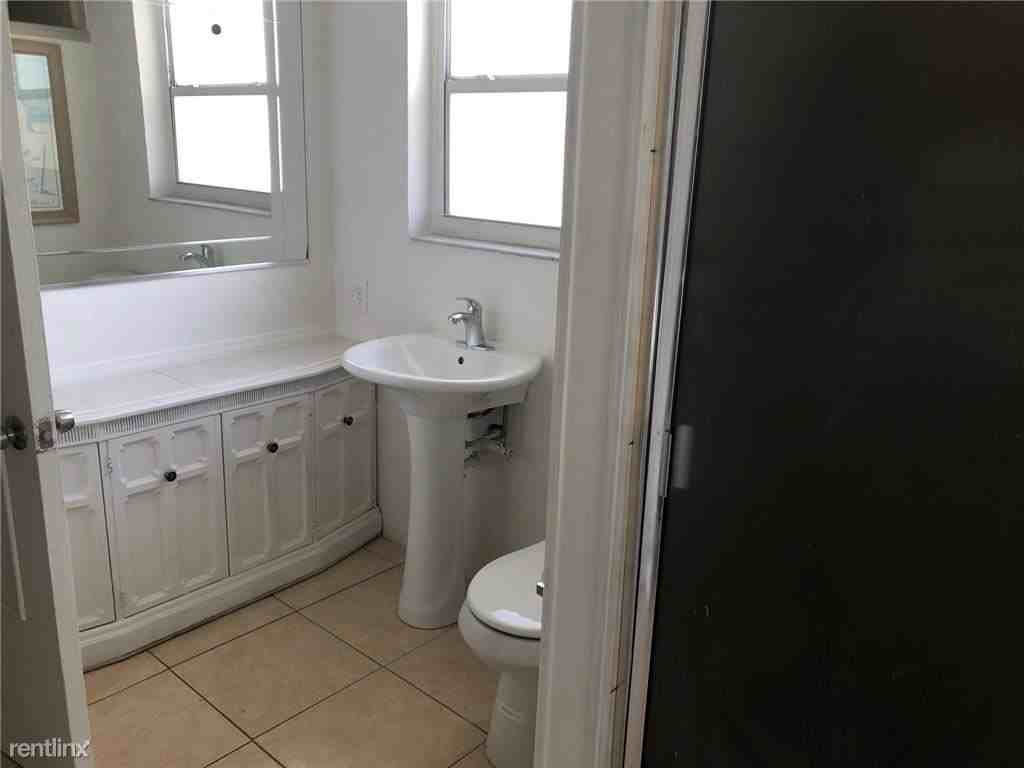 2906 N 58th Ave - Photo 2 of 10