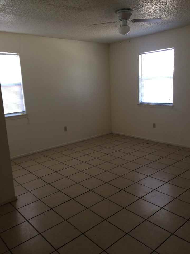 2700 S Adams St - Photo 2 of 5