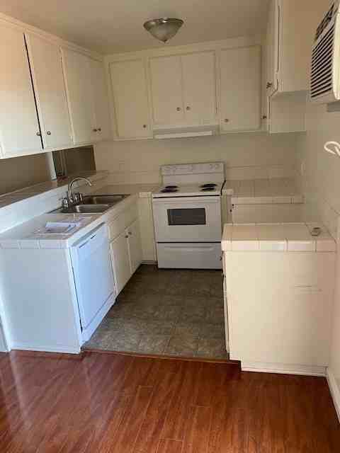 7005 Lanewood Avenue - Photo 3 of 14