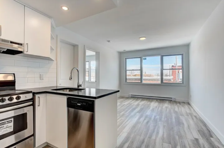 4520 Av Coloniale - Photo 3 of 14