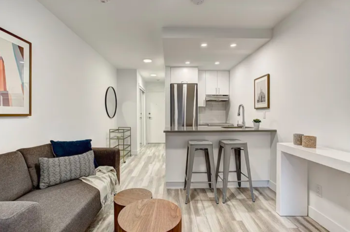 4520 Av Coloniale - Photo 2 of 14