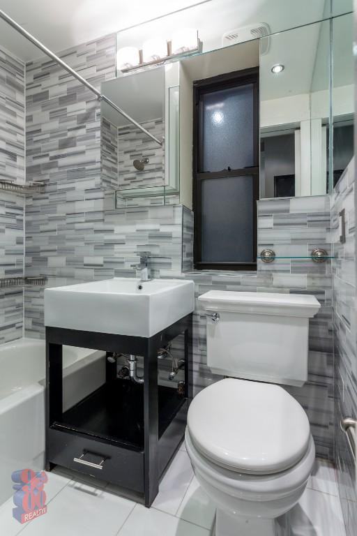 W 103rd St #5R - Photo 3 of 3