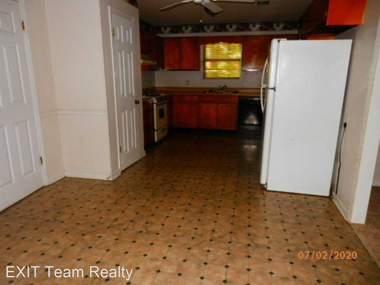 1108 Hickory St - Photo 3 of 10