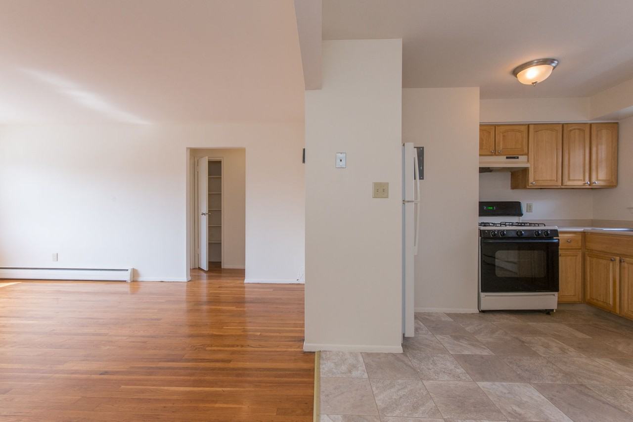 Oak Terrace - Photo 7 of 11