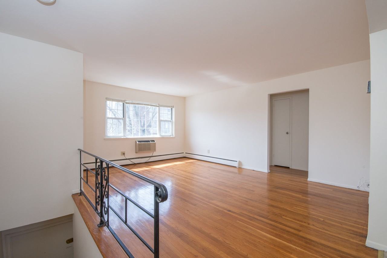 Oak Terrace - Photo 3 of 11