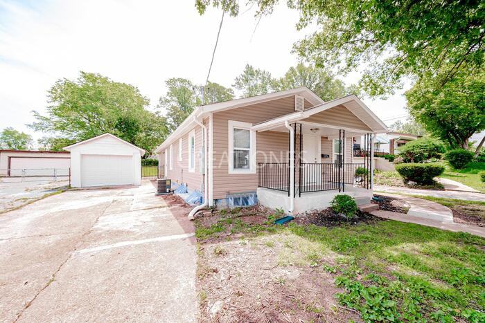 812 N Elm Ave - Photo 3 of 33