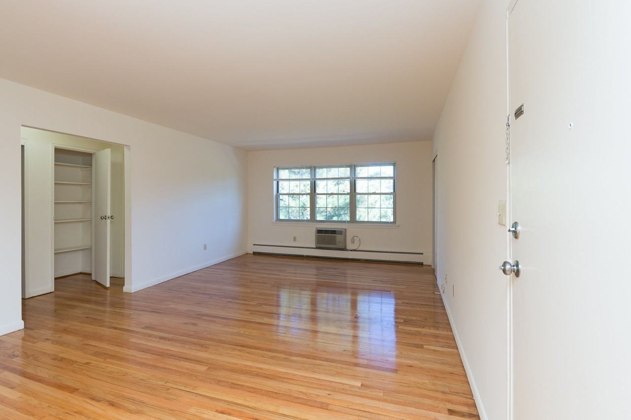 Summit Manor - Photo 7 of 18