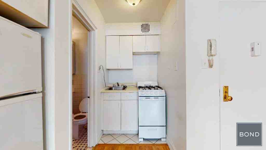 947 1st Ave #11