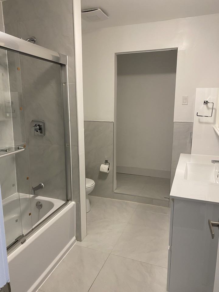 2765 Rue Ontario Est - Photo 3 of 5