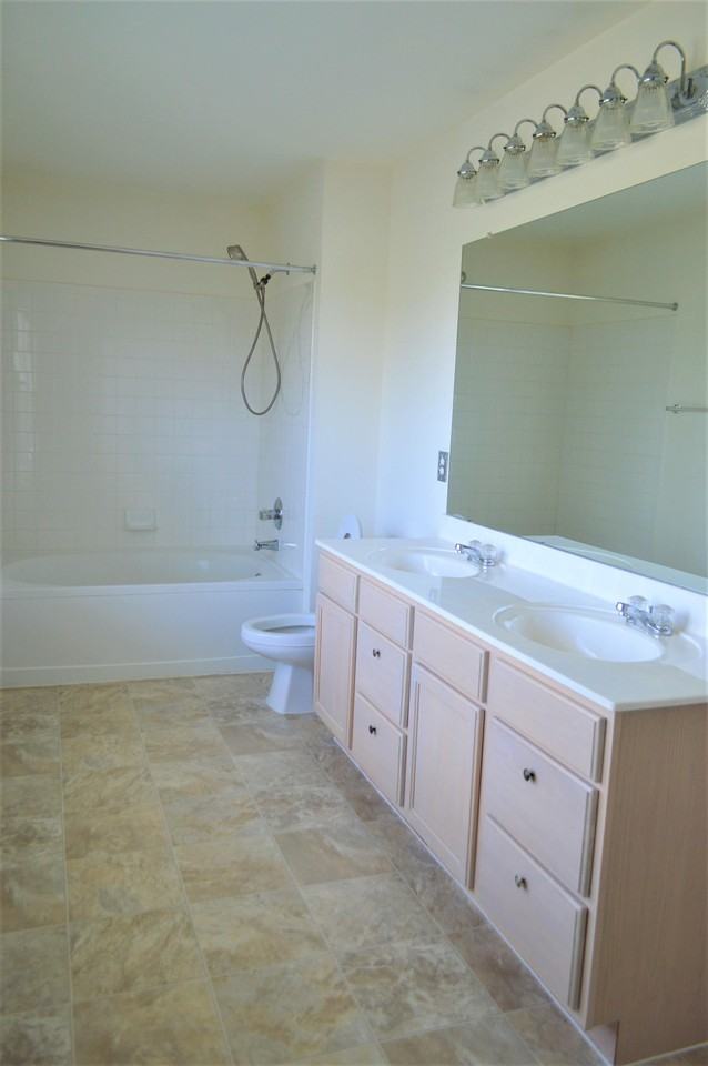 18216 Gantry Dr - Photo 2 of 14