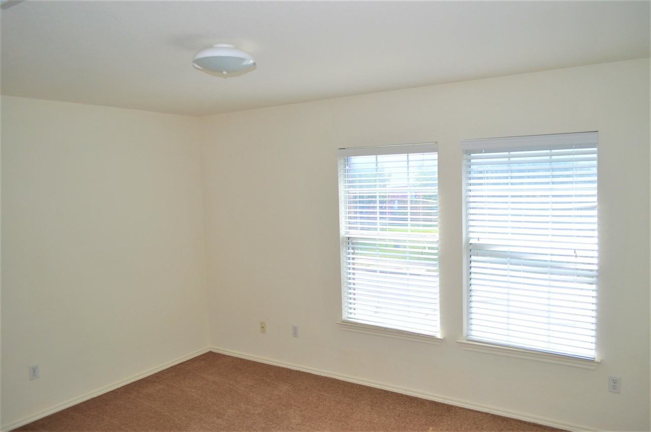 18216 Gantry Dr - Photo 3 of 14