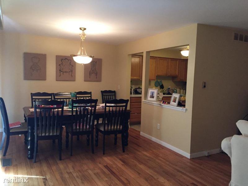 426 Fox Hills Dr N - Photo 2 of 11