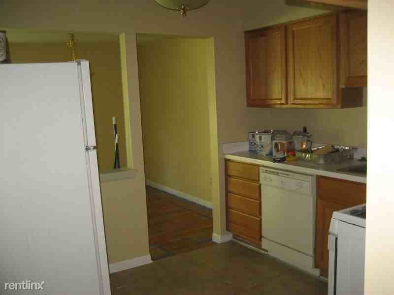 426 Fox Hills Dr N - Photo 3 of 11