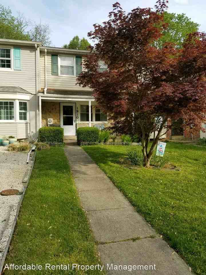 1910 Abbey Ln - Photo 2 of 16