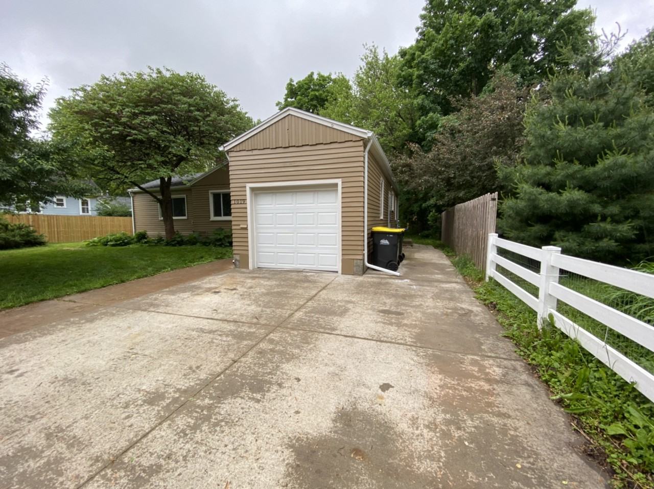 1019 Howell St - Photo 3 of 13