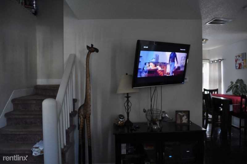 204 E Cherry St - Photo 3 of 16