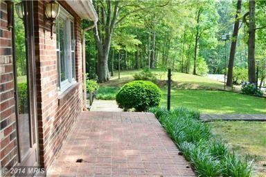 275 Castle Dr - Photo 3 of 11