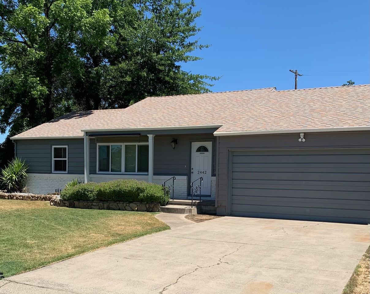 2442 Parkwood Dr - Photo 3 of 9