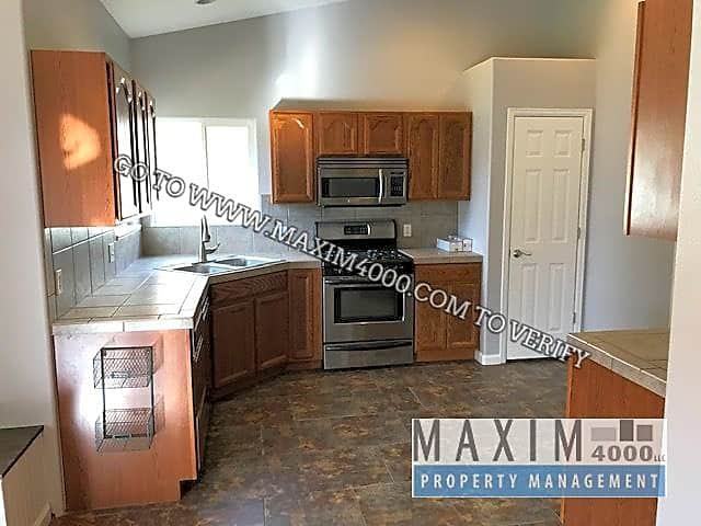 900 Dee Ann St - Photo 3 of 9