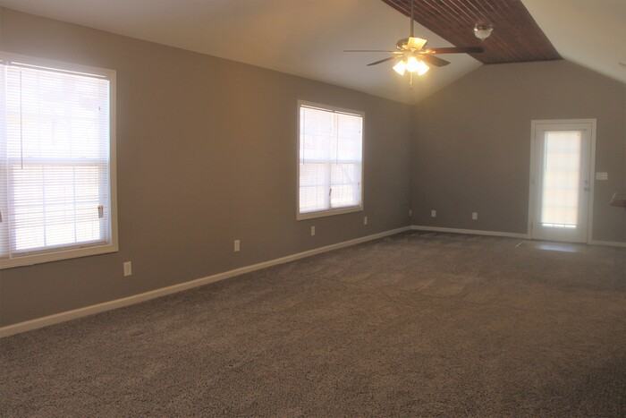 905 S Butler Dr - Photo 3 of 16