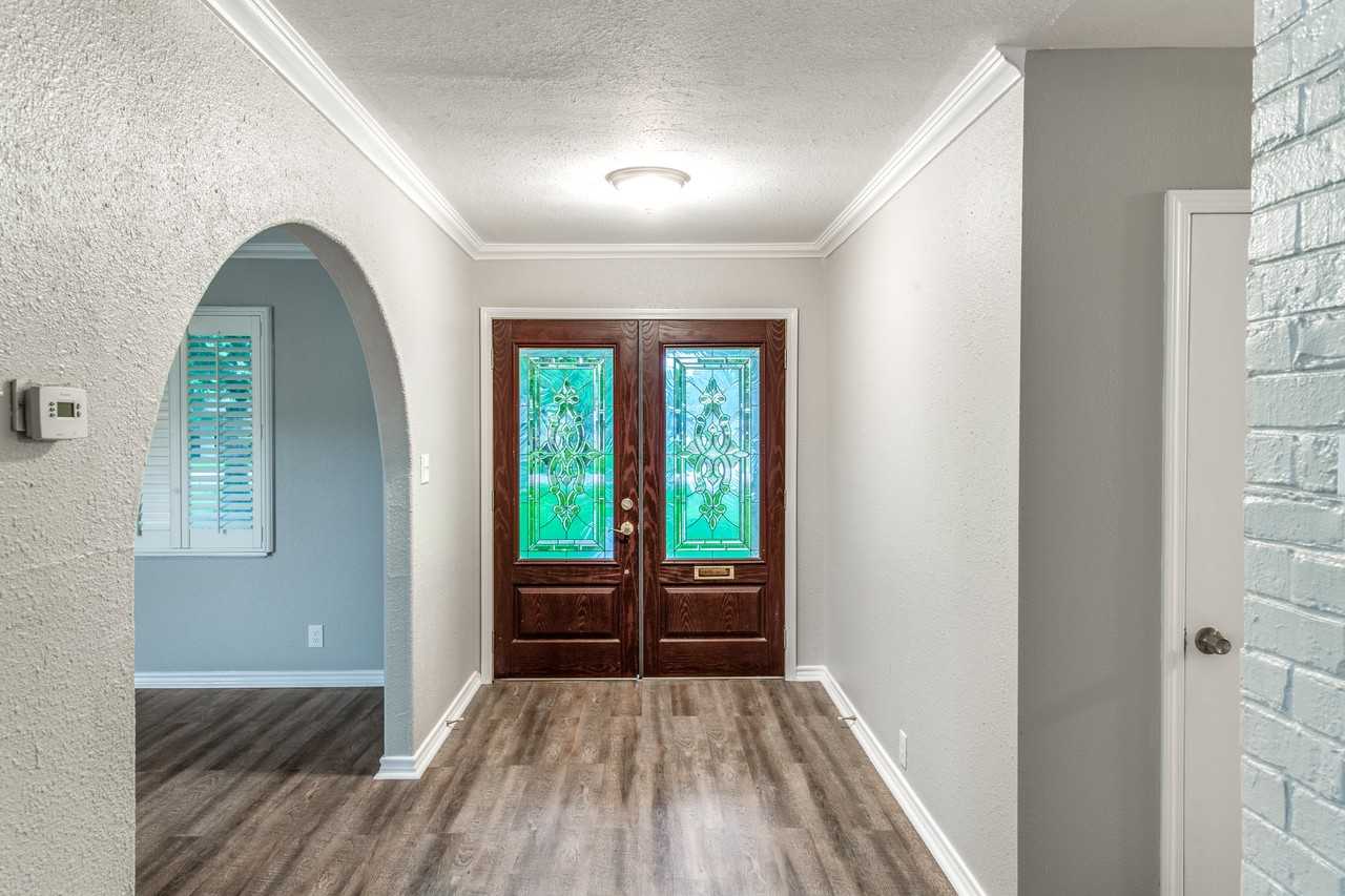 307 S Hackberry St - Photo 3 of 24