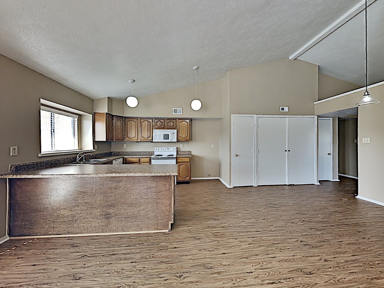 521 Weaver St - Photo 2 of 14