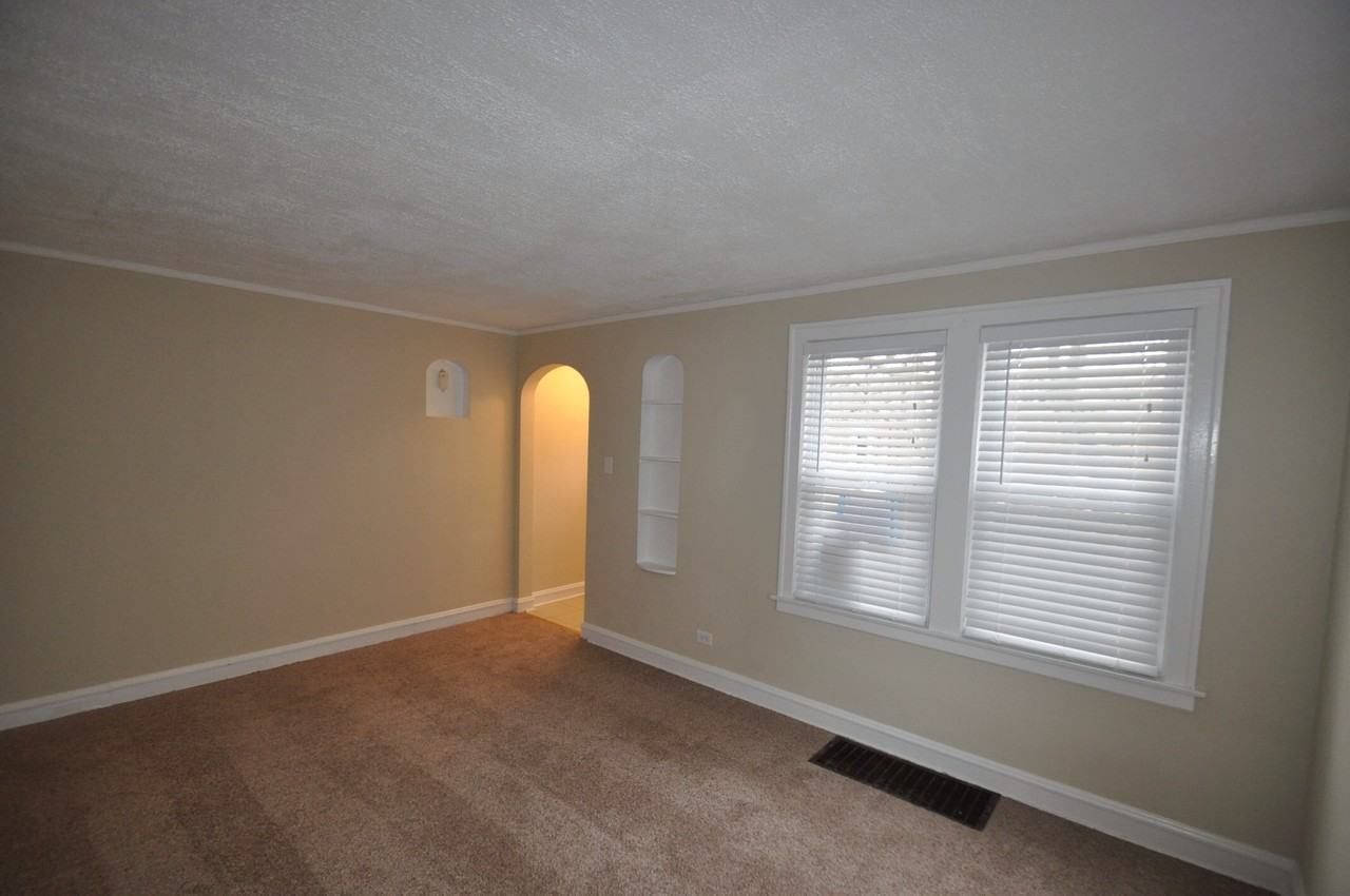 11035 S Central Park Ave - Photo 3 of 7