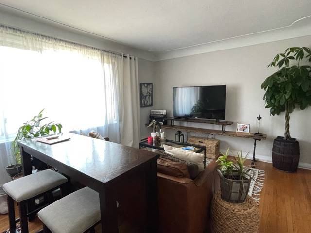 Beautiful 2 Bedroom Unit in Quiet Mature Building� - Photo 2 of 10