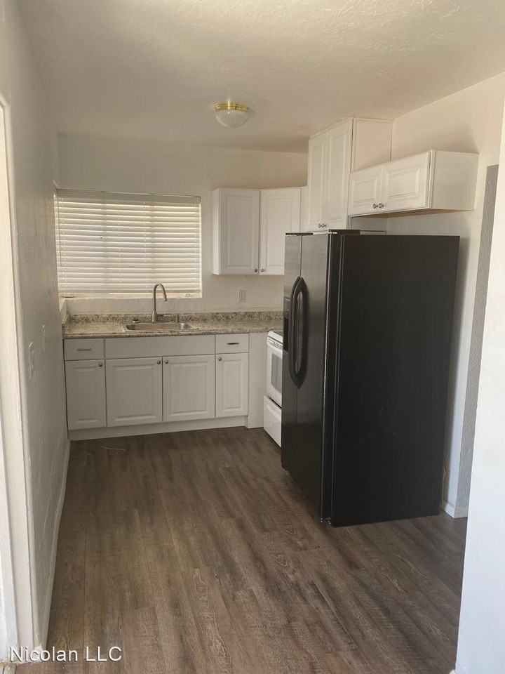 449 N Drew Street E - Photo 3 of 12