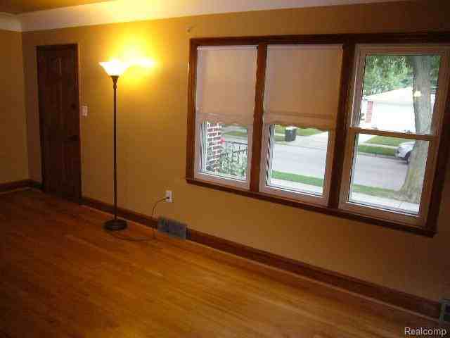 15178 Euclid Ave - Photo 3 of 27