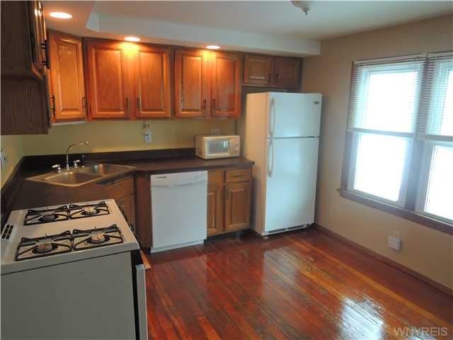 4528 Oxford Terrace - Photo 3 of 11