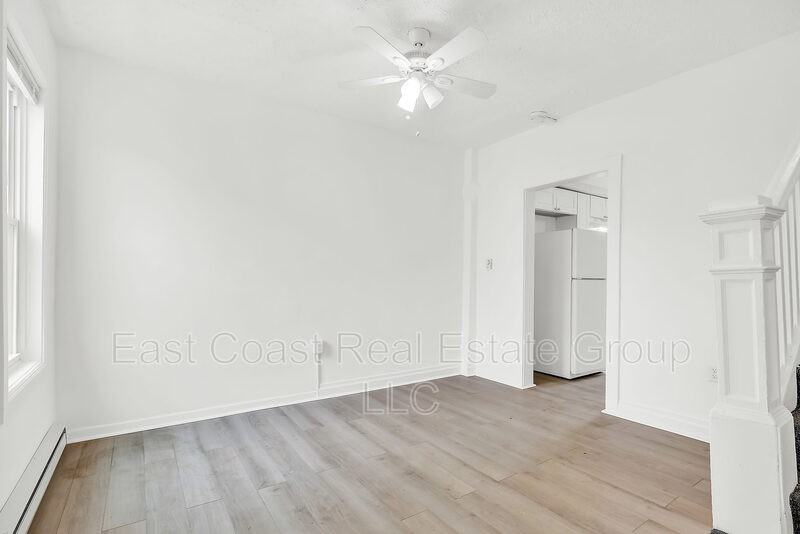 185 Berkson Ave - Photo 3 of 15