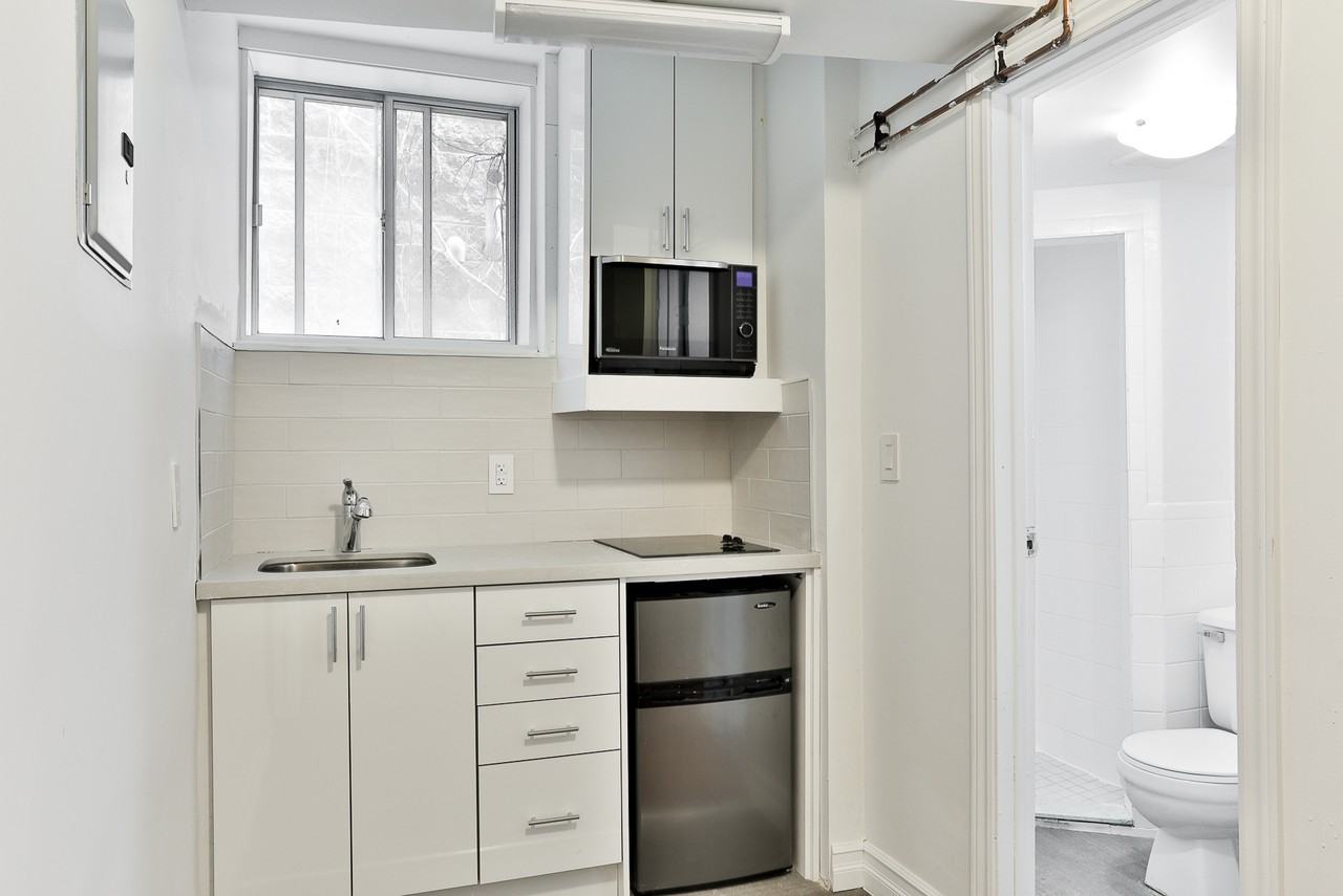 915 St Clair Avenue West - Photo 3 of 8