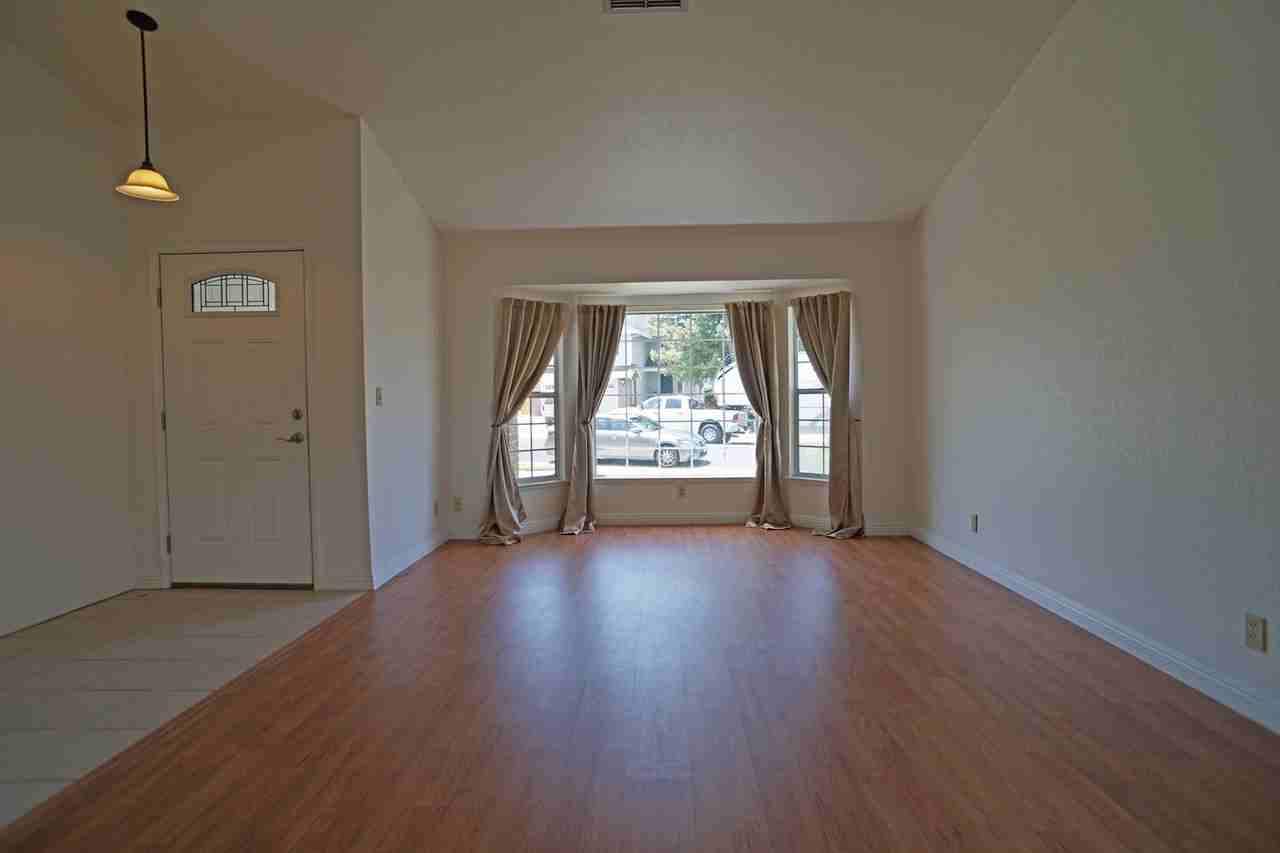 1509 Deerfield Cir - Photo 2 of 25