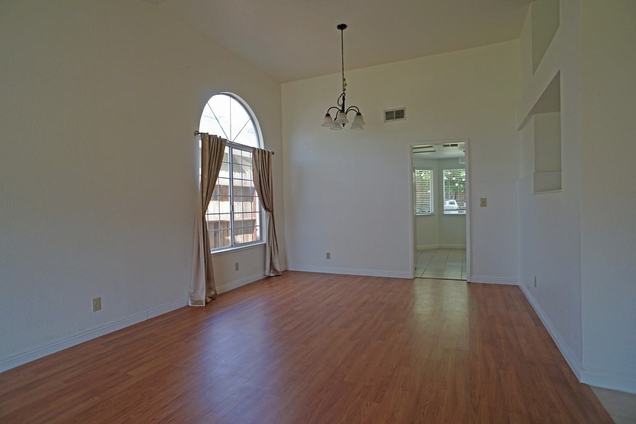 1509 Deerfield Cir - Photo 3 of 25
