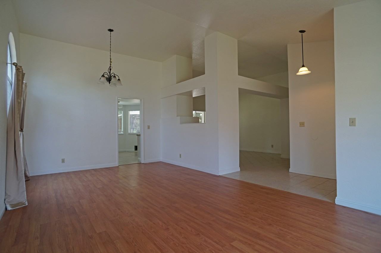 1509 Deerfield Cir - Photo 4 of 25