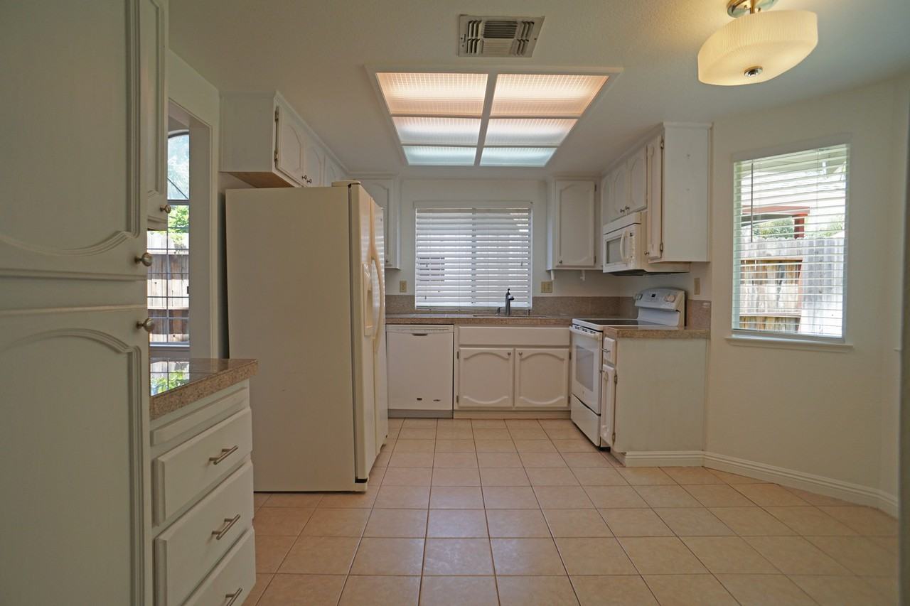 1509 Deerfield Cir - Photo 5 of 25