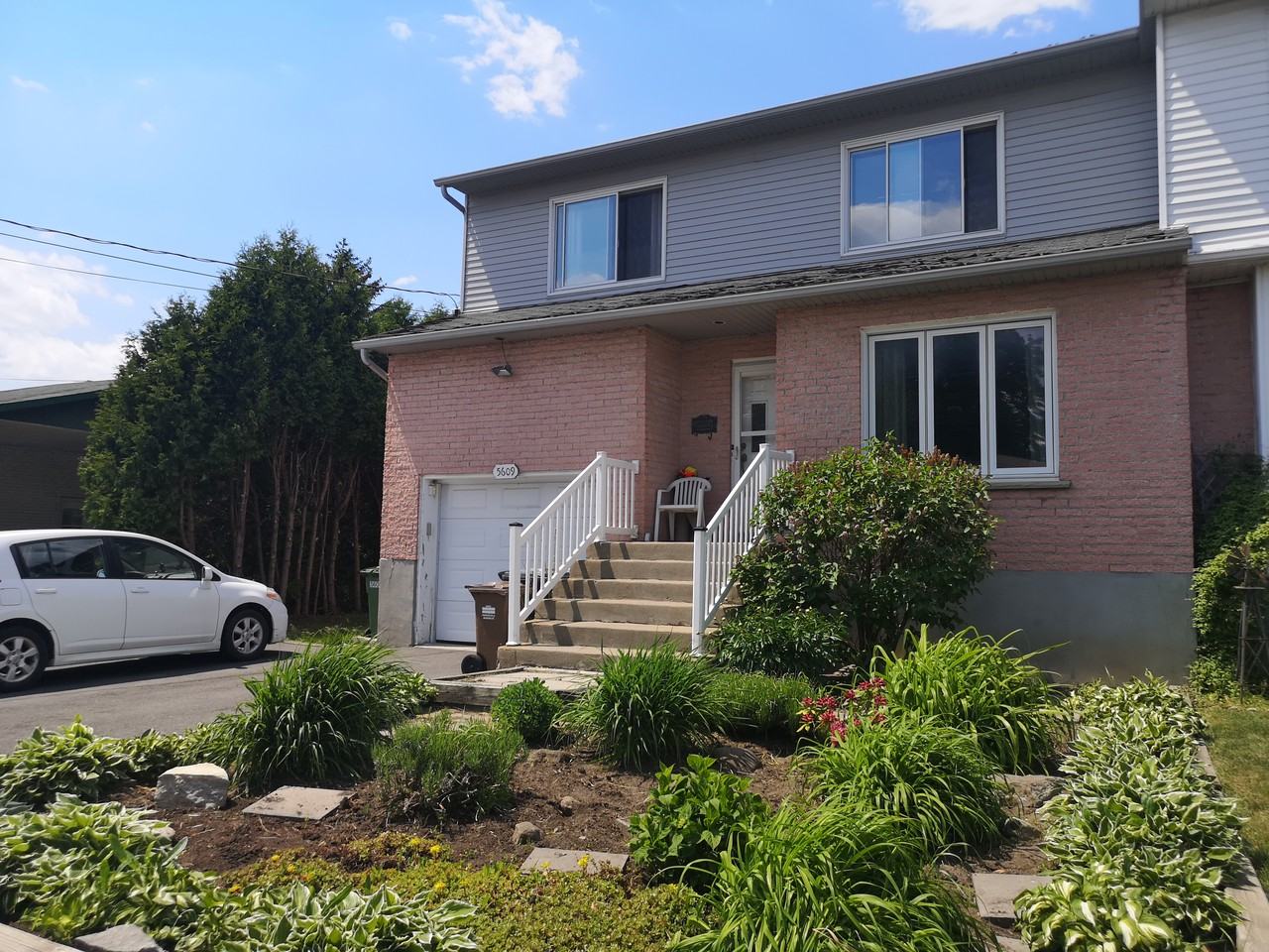 5609 Rue Alexandre, Brossard, QC J4Z 1N8 5 Bedroom House for 2,200