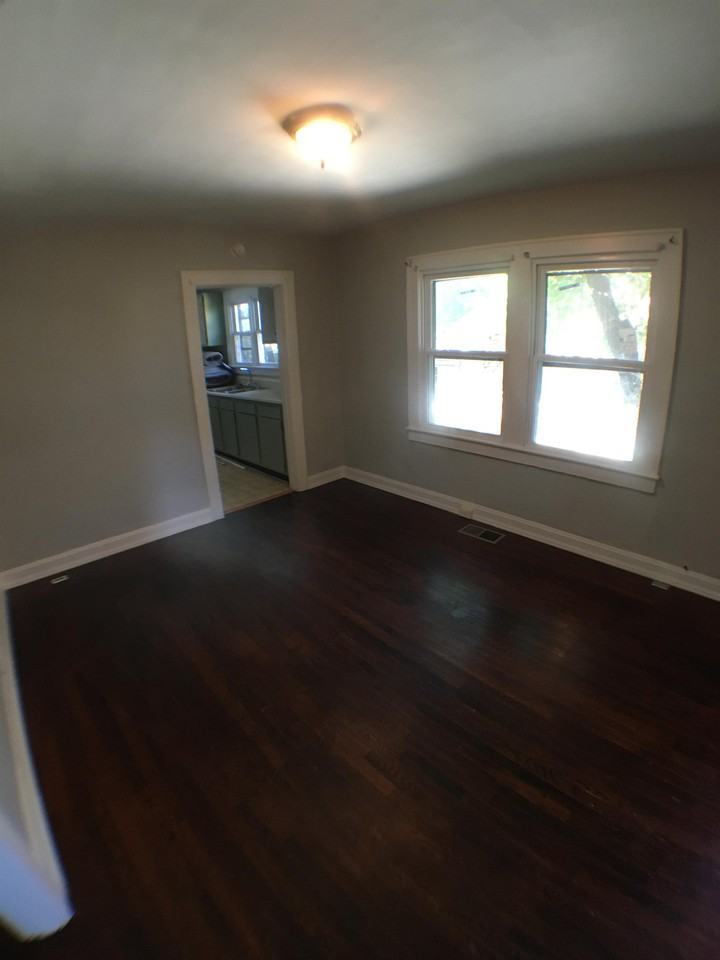 423 S Hembree St #1 - Photo 4 of 9