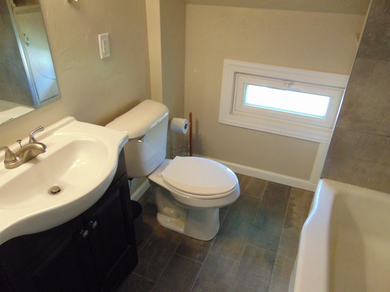 311 Victoria St Uppr - Photo 3 of 8