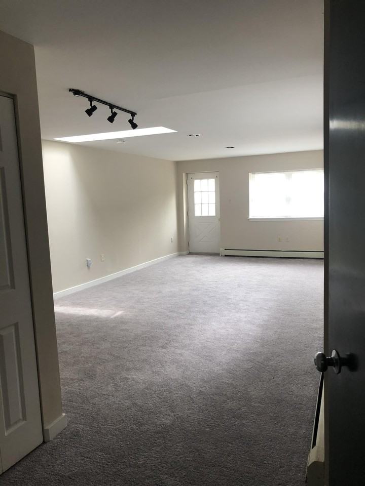 497 Conarroe St #B - Photo 2 of 6