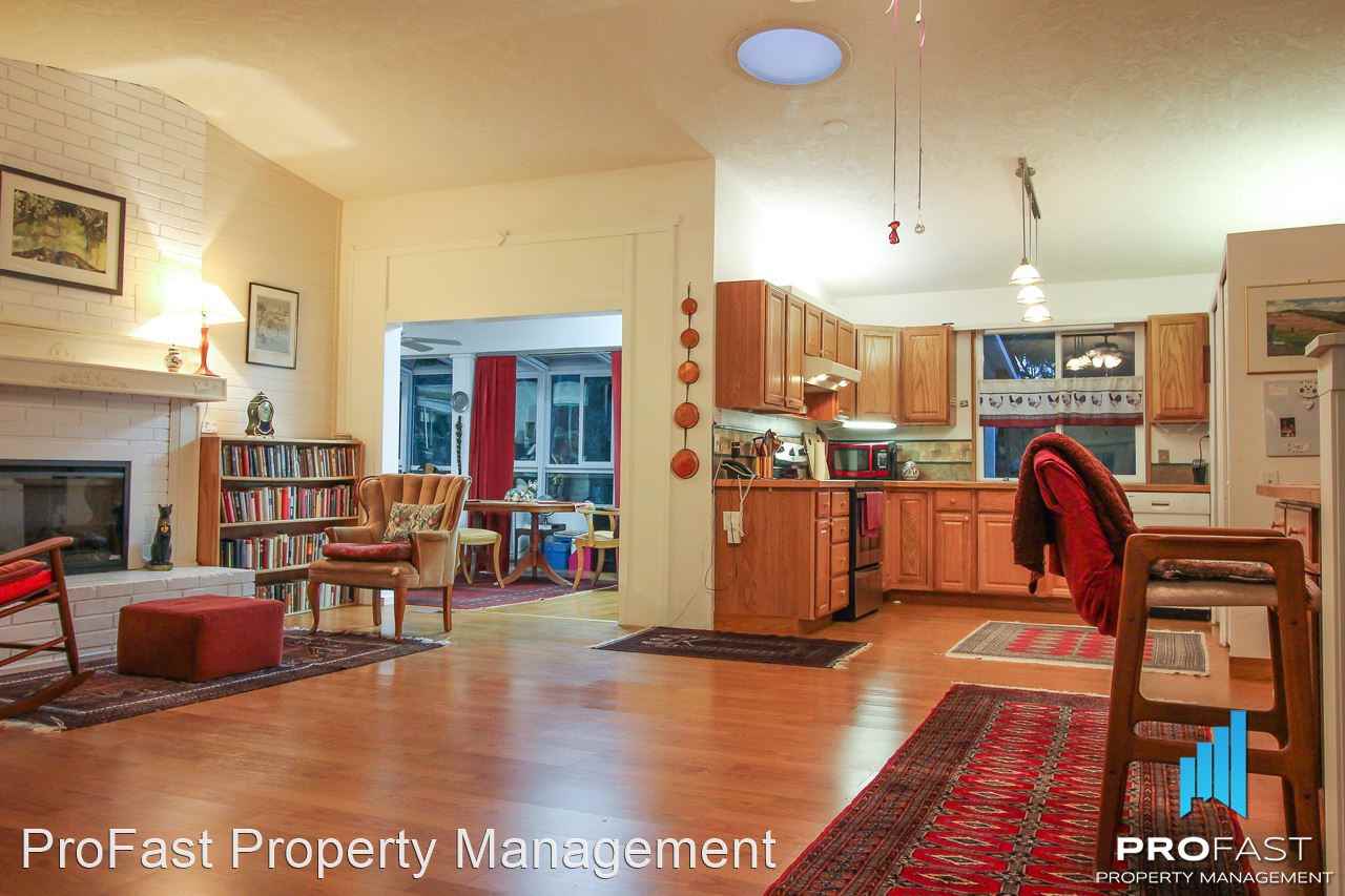 379 Ne Scott Ave - Photo 3 of 19