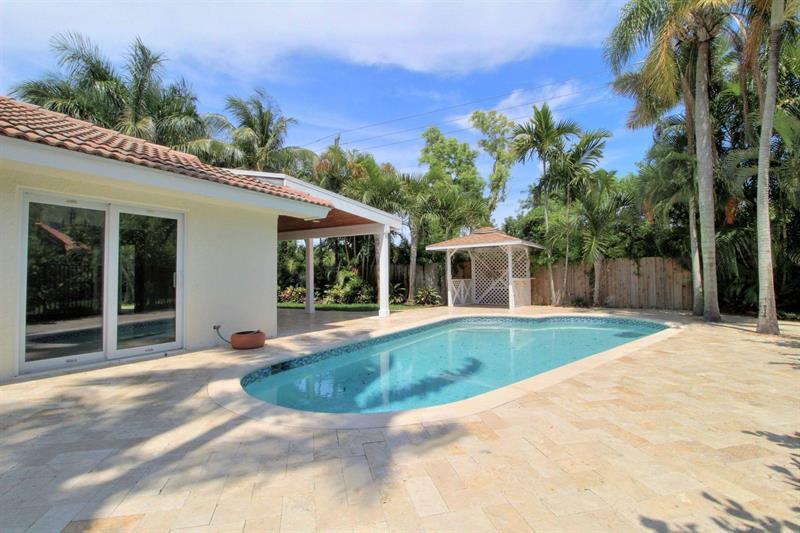 949 Greensward Ln - Photo 2 of 13