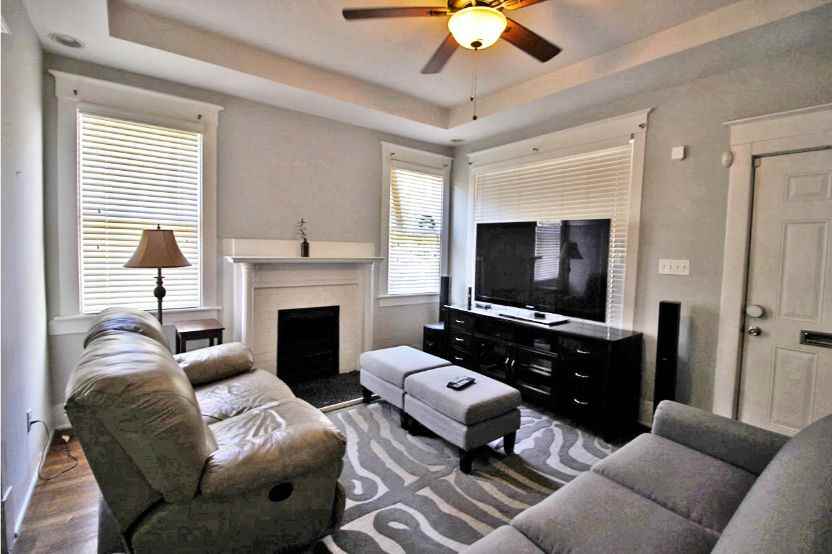 909 E 40th St #1 - Photo 3 of 16