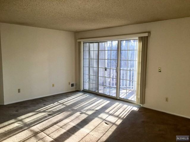 628 Plum Ter - Photo 2 of 17