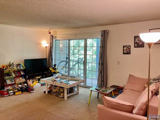 628 Plum Ter - Photo 3 of 17