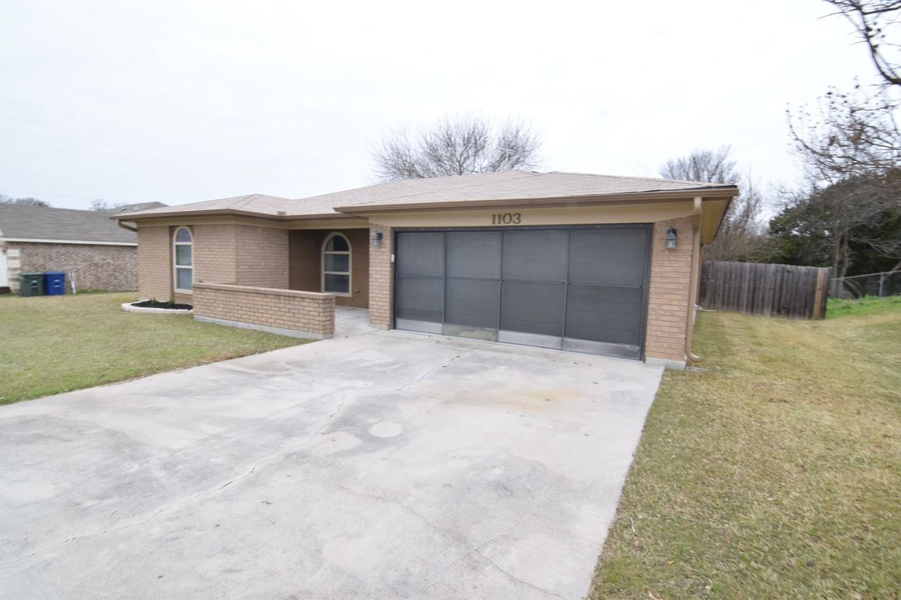 1103 Tyler Dr - Photo 2 of 18