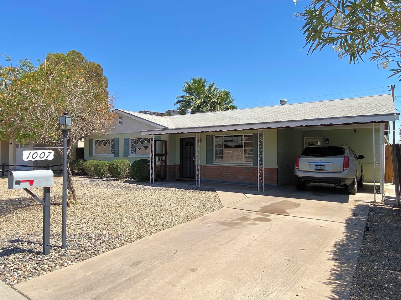 1007 E Seldon Ln - Photo 2 of 10