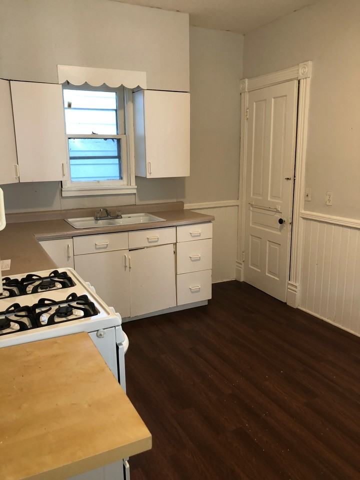 1018 Oak St - Photo 3 of 16