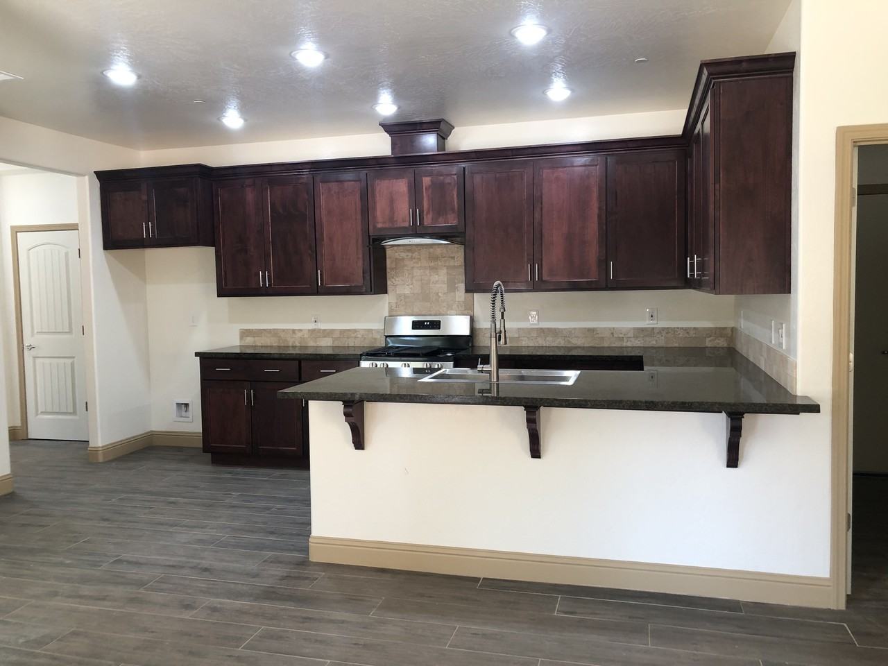 1909 Scott Ave - Photo 2 of 9